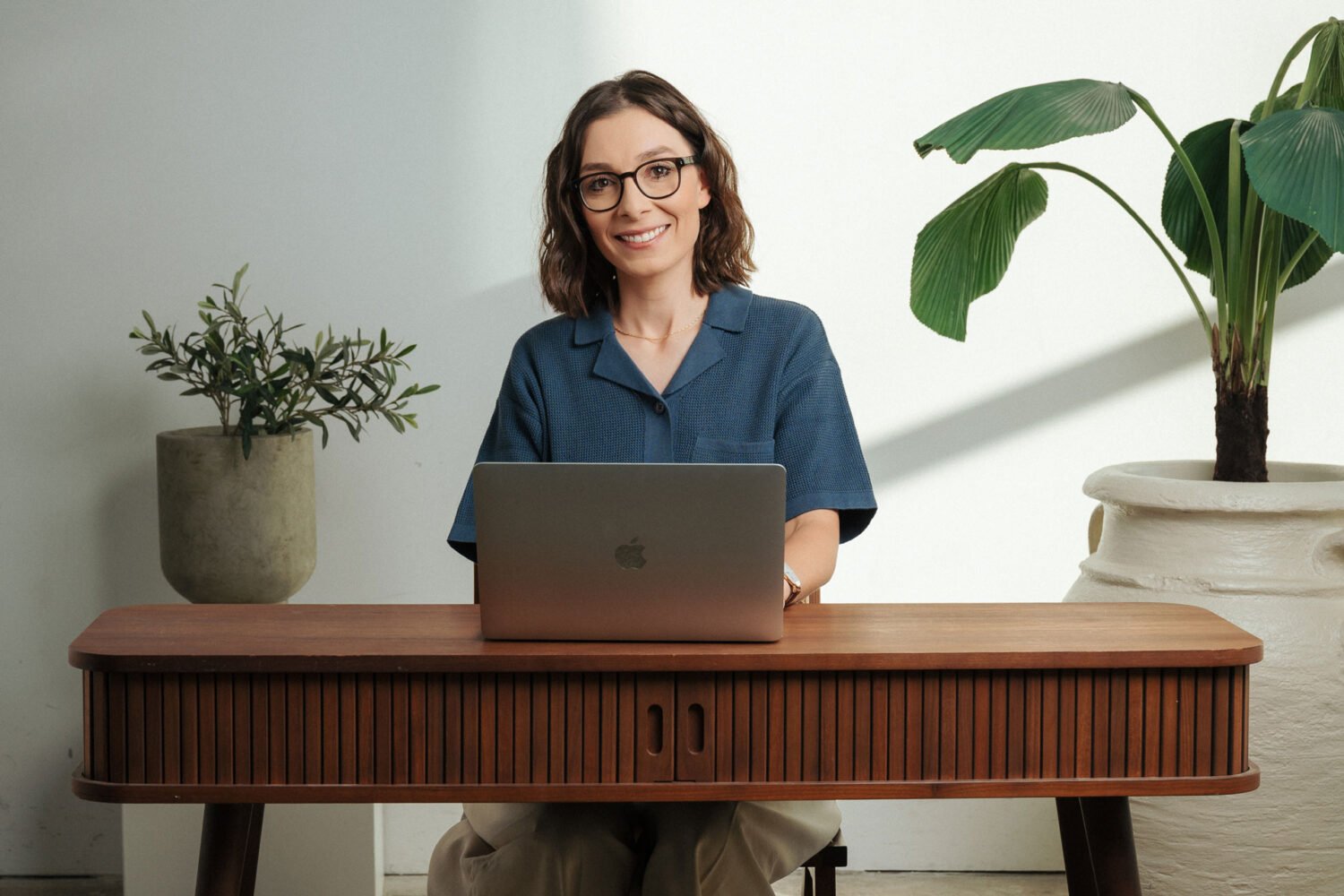 Ernährungsberaterin Cecilia Barriga sitzt am Schreibtisch