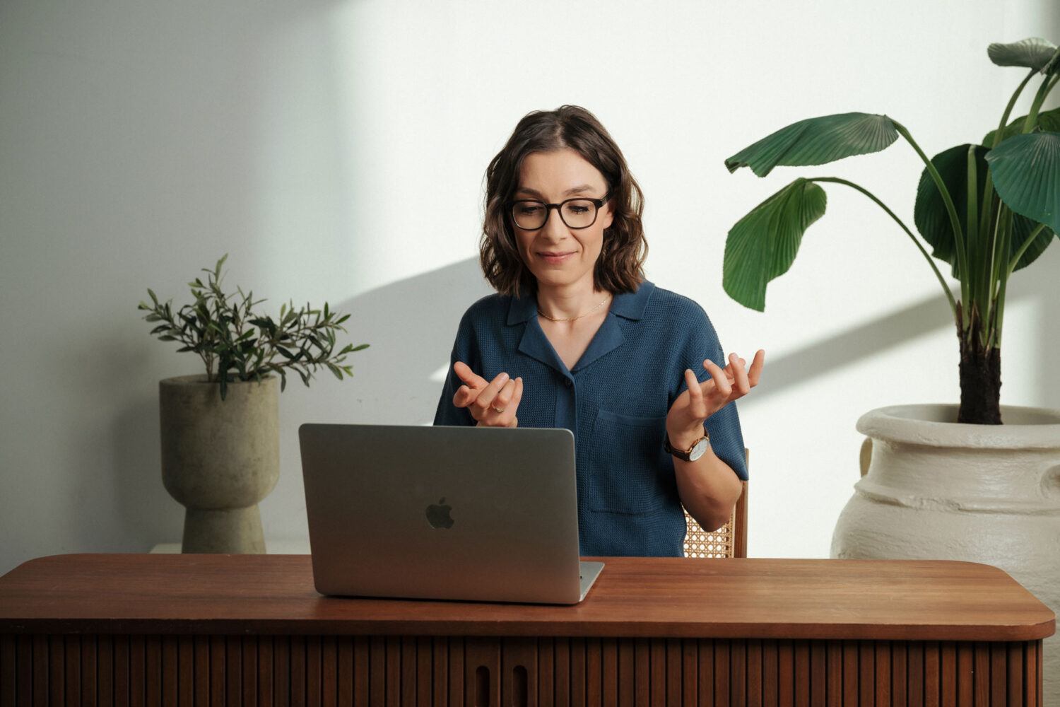 Cecilia Barriga spricht in einem Video-Call mit Patient über Ernährung bei Adipositas