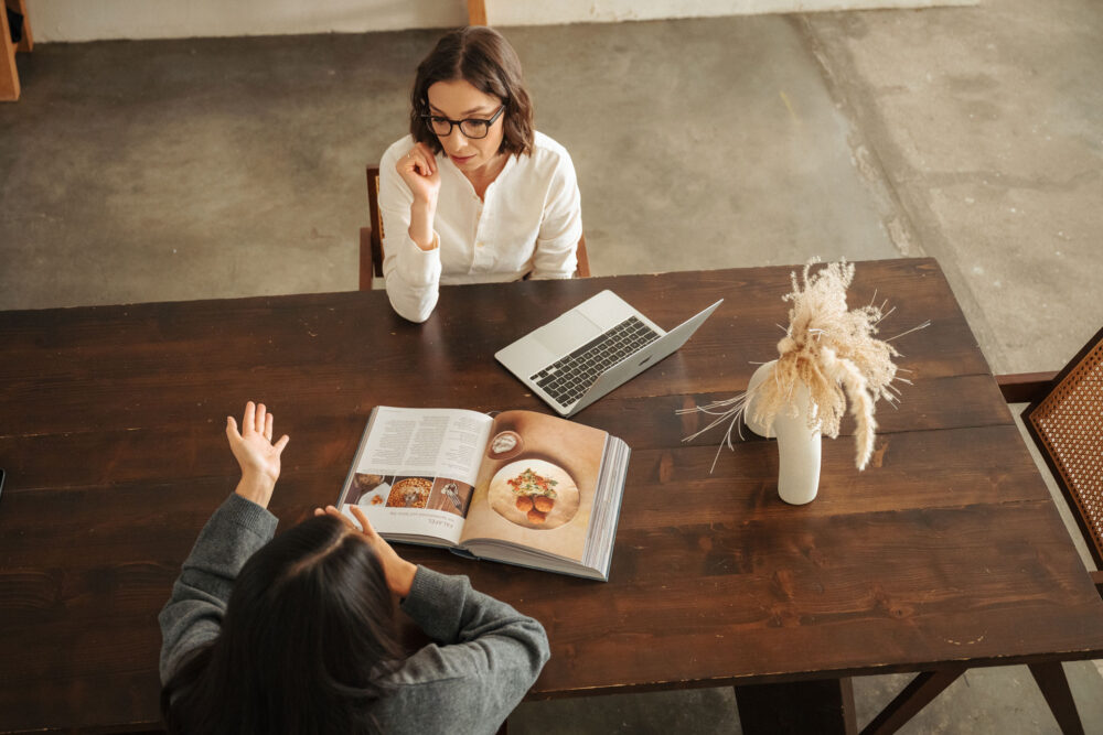 Ernährungsberaterin in Einzelberatung am Tisch