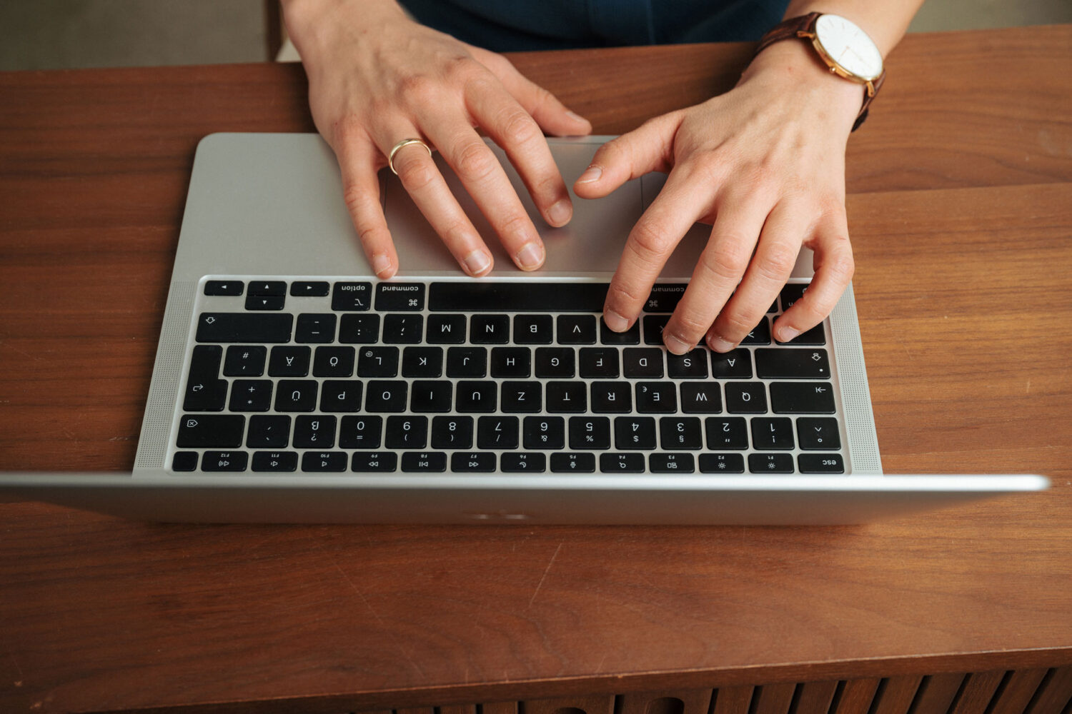 Cecilia Barriga beantwortet Kontaktanfragen für Ernährungsberatung am Laptop