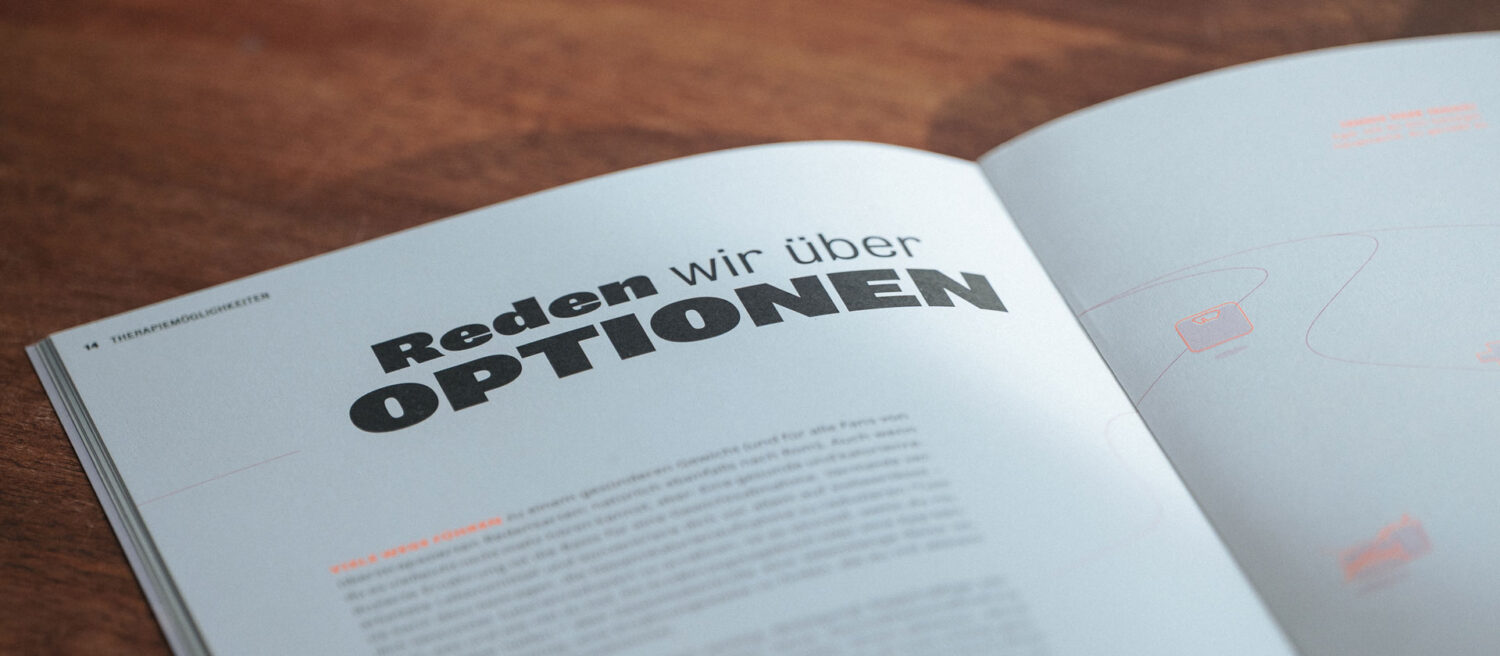 Aufgeschlagenes Magazin mit Therapiemöglichkeiten für Adipositas