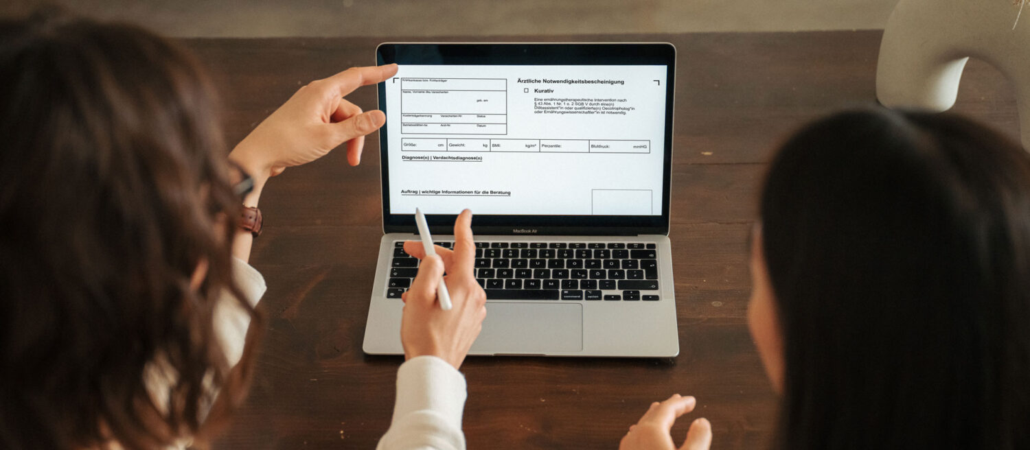 Cecilia Barriga bespricht Notwendigkeitsbescheinigung für Ernährungsberatung Adipositas mit Patientin